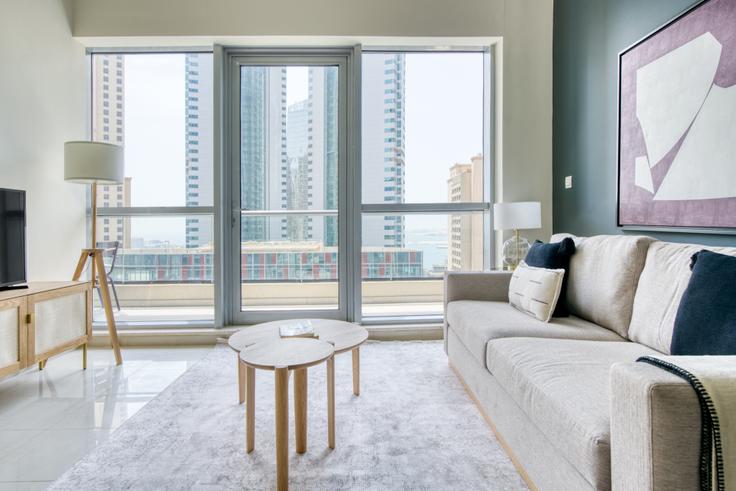 Dubai Marina, Dubai에 위치한 Bay central 아파트의 세련된 인테리어가 돋보이는 거실 Dubai Marina, Dubai에 위치한 Bay central 아파트의 세련된 인테리어가 돋보이는 거실