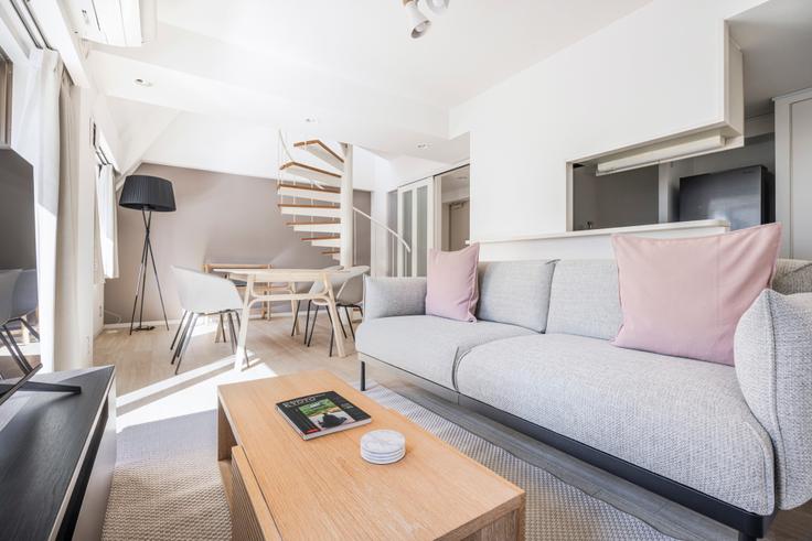 Salle de séjour élégante avec mobilier moderne dans un appartement à QuinTet Ebisu à Shibuya, Tokyo Salle de séjour élégante avec mobilier moderne dans un appartement à QuinTet Ebisu à Shibuya, Tokyo