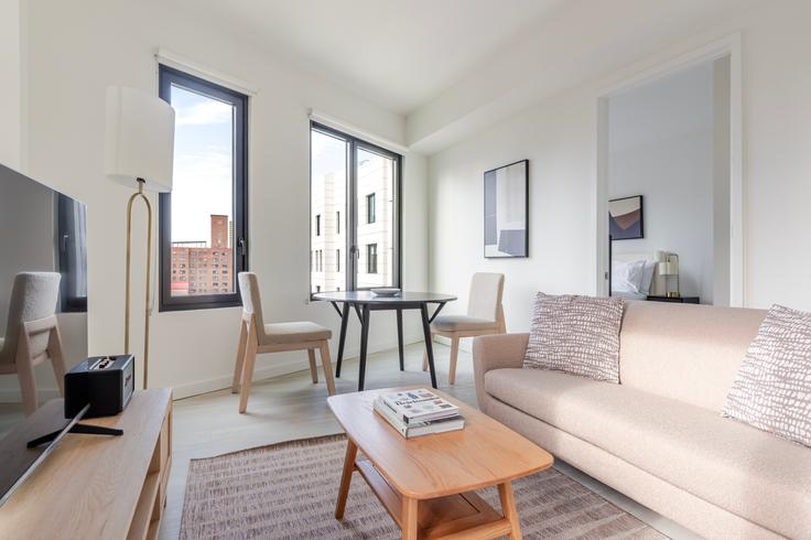 Elegant gestaltetes Wohnzimmer mit moderner Einrichtung in einer Wohnung im 22 Chapel Street in Brooklyn, New York Elegant gestaltetes Wohnzimmer mit moderner Einrichtung in einer Wohnung im 22 Chapel Street in Brooklyn, New York