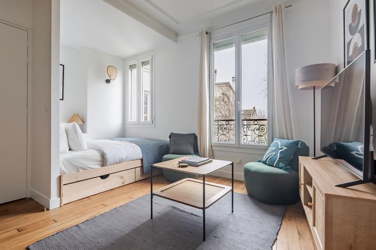 Sala de estar elegantemente projetada com móveis modernos em um apartamento no Cavallotti 4 em 18th arrondissement, Paris