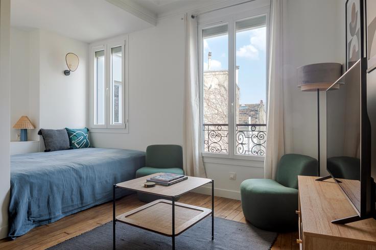 18th arrondissement, Paris에 위치한 Cavallotti 4 유닛의 세련된 인테리어가 돋보이는 거실