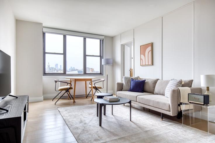 Elegante sala de estar con mobiliario moderno en un apartamento en Biltmore Plaza en Kips Bay, New York