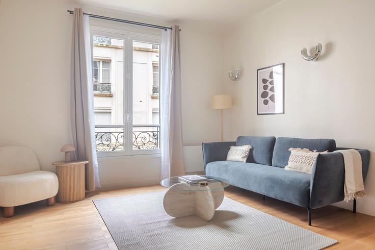 Sala de estar elegantemente projetada com móveis modernos em um apartamento no Acacias 12 em 17th arrondissement, Paris Sala de estar elegantemente projetada com móveis modernos em um apartamento no Acacias 12 em 17th arrondissement, Paris