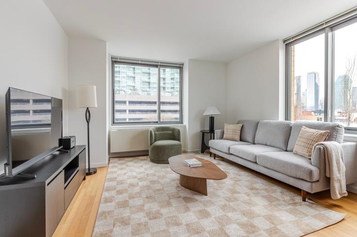 Salle de séjour élégante avec mobilier moderne dans un appartement à Avalon riverview à Queens, New York