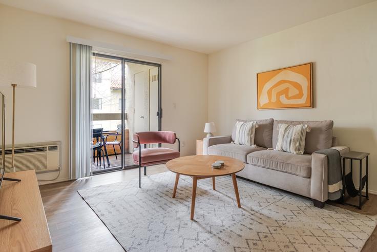 Mountain View, Mountain View에 위치한 Avalon mountain view 유닛의 세련된 인테리어가 돋보이는 거실 Mountain View, Mountain View에 위치한 Avalon mountain view 유닛의 세련된 인테리어가 돋보이는 거실