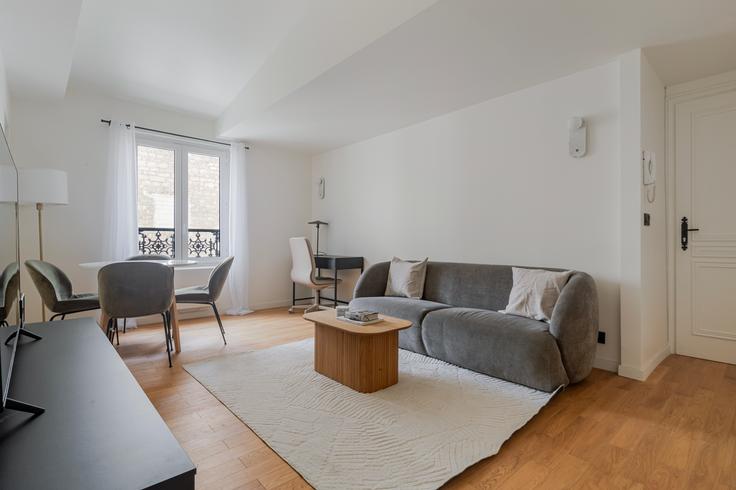 Paris 8th arrondissementのLaborde 9のアパートメントにある、モダンな家具を備えたエレガントなデザインのリビングルーム