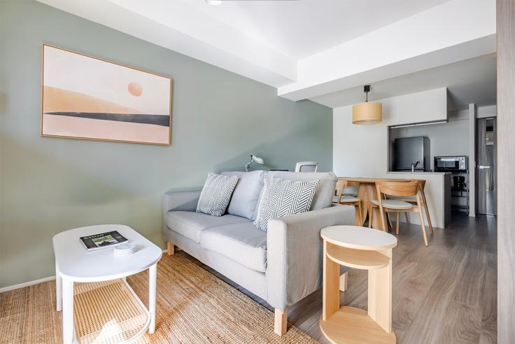 Chuo City, Tokyo에 위치한 PRIME GARDEN Ginza-Hatchobori 유닛의 세련된 인테리어가 돋보이는 거실