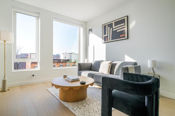 The Harris adresindeki bir dairede modern mobilyalarla zarif bir şekilde tasarlanmış oturma odası Boston, Boston