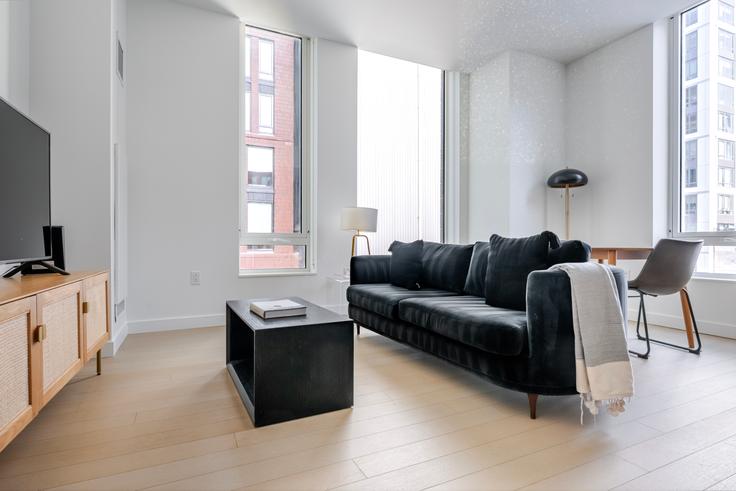 Salle de séjour élégante avec mobilier moderne dans un appartement à The Harris à Boston, Boston Salle de séjour élégante avec mobilier moderne dans un appartement à The Harris à Boston, Boston