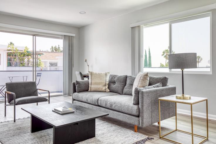 Sala de estar elegantemente projetada com móveis modernos em um apartamento no 1635 N Martel Ave em Los Angeles, Los Angeles Sala de estar elegantemente projetada com móveis modernos em um apartamento no 1635 N Martel Ave em Los Angeles, Los Angeles