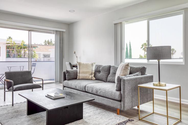 Elegante sala de estar con mobiliario moderno en un apartamento en 1635 N Martel Ave en Hollywood, Los Angeles