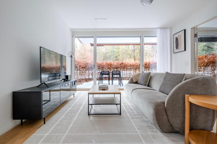 Salle de séjour élégante avec mobilier moderne dans un appartement à Spinnereiplatz 3 à District 2, Zurich Salle de séjour élégante avec mobilier moderne dans un appartement à Spinnereiplatz 3 à District 2, Zurich