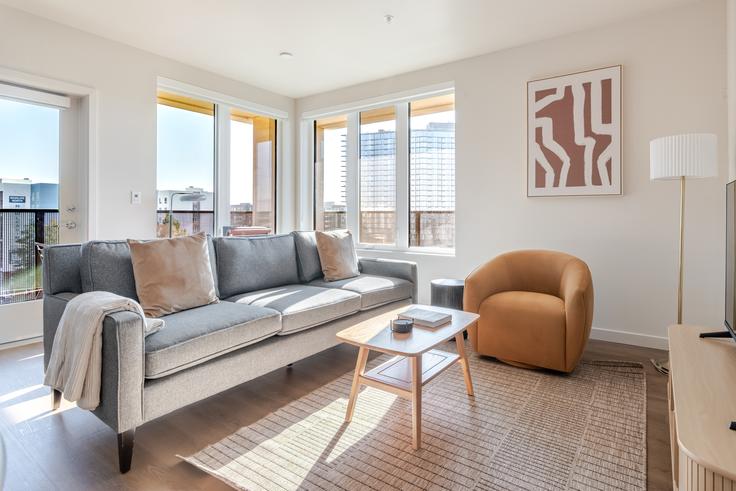Salle de séjour élégante avec mobilier moderne dans un appartement à The Lafayette à Santa Clara, Santa Clara