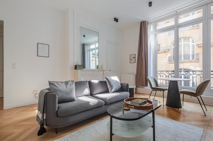 Salle de séjour élégante avec mobilier moderne dans un appartement à Victor Hugo 140 à 16th arrondissement, Paris