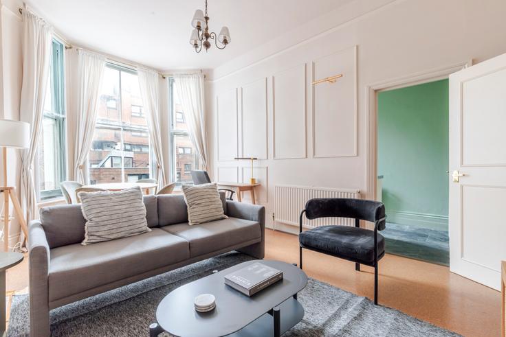 Elegant gestaltetes Wohnzimmer mit moderner Einrichtung in einer Wohnung im Apartment in Royal Borough of Kensington and Chelsea, London