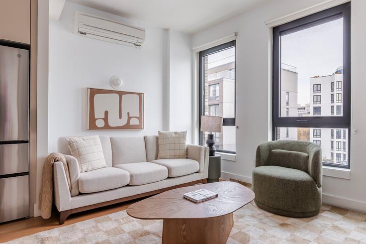 Brooklyn, New York에 위치한 Casa Hope 유닛의 세련된 인테리어가 돋보이는 거실