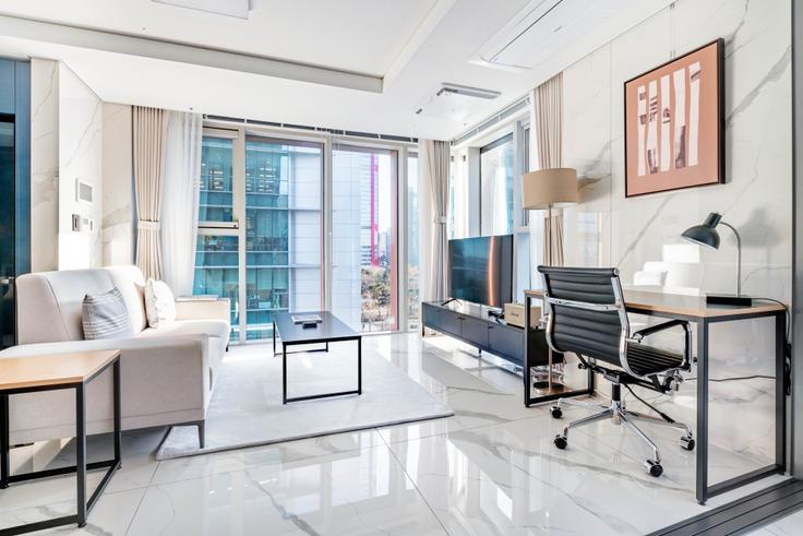 Elegant gestaltetes Wohnzimmer mit moderner Einrichtung in einer Wohnung im Signity Yeouido in Yeongdeungpo District, Seoul