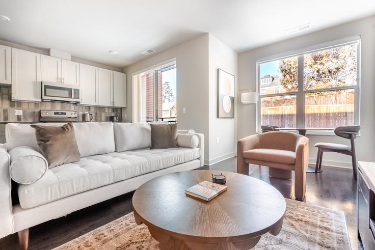 Salle de séjour élégante avec mobilier moderne dans un appartement à Crescent at Chevy Chase à Chevy Chase, Chevy Chase