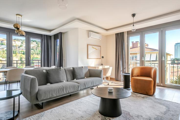 Özge Apartmanı adresindeki bir dairede modern mobilyalarla zarif bir şekilde tasarlanmış oturma odası Üsküdar, İstanbul Özge Apartmanı adresindeki bir dairede modern mobilyalarla zarif bir şekilde tasarlanmış oturma odası Üsküdar, İstanbul