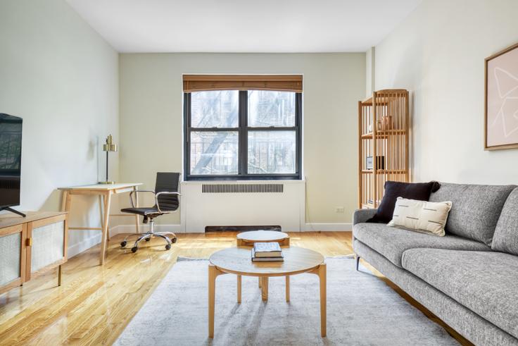 Salle de séjour élégante avec mobilier moderne dans un appartement à Stonehenge 61 à Manhattan, New York Salle de séjour élégante avec mobilier moderne dans un appartement à Stonehenge 61 à Manhattan, New York
