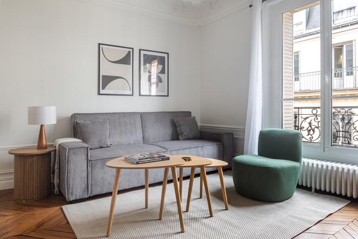Paris 8th arrondissementのLa Boétie 93のアパートメントにある、モダンな家具を備えたエレガントなデザインのリビングルーム
