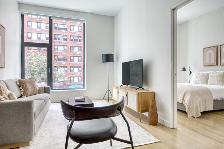 Salle de séjour élégante avec mobilier moderne dans un appartement à Convivium à Manhattan, New York Salle de séjour élégante avec mobilier moderne dans un appartement à Convivium à Manhattan, New York