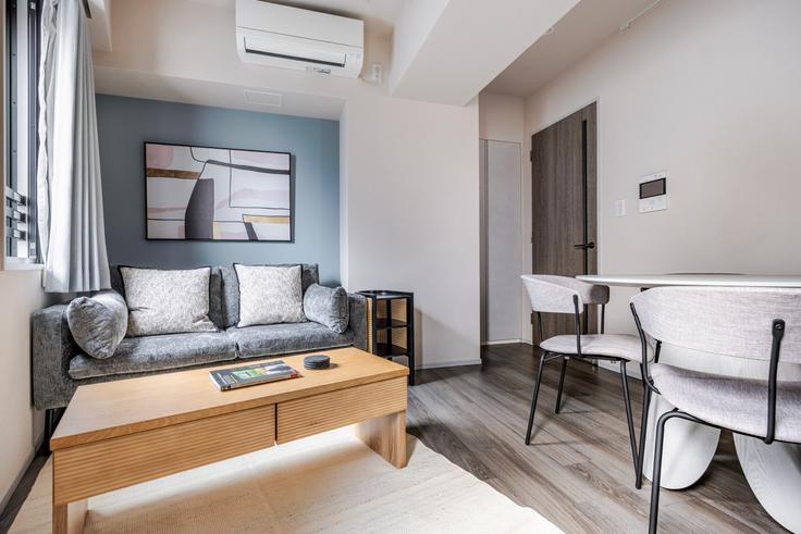 Elegant gestaltetes Wohnzimmer mit moderner Einrichtung in einer Wohnung im The Parkhabio Shinsen in Meguro City, Tokyo