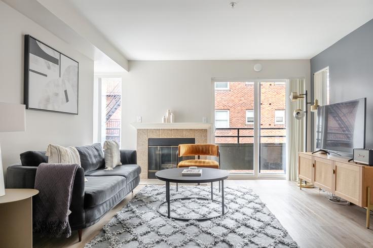 Sala de estar elegantemente projetada com móveis modernos em um apartamento no Union Bay em Seattle, Seattle