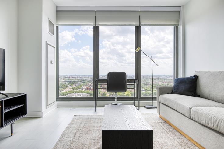 Elegante sala de estar con mobiliario moderno en un apartamento en Landmark West Loop en Chicago, Chicago