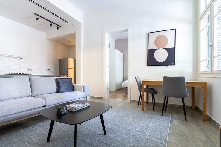 Elegante sala de estar con mobiliario moderno en un apartamento en Levontin 26 en Tel Aviv, Tel Aviv