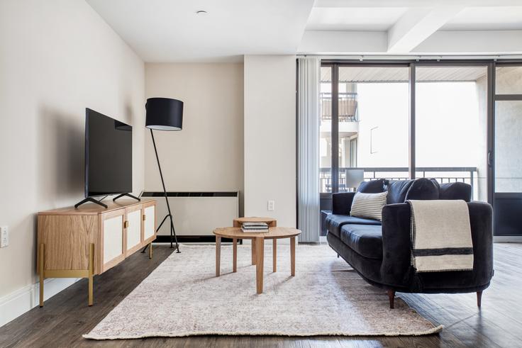Salle de séjour élégante avec mobilier moderne dans un appartement à The Cole à Manhattan, New York Salle de séjour élégante avec mobilier moderne dans un appartement à The Cole à Manhattan, New York