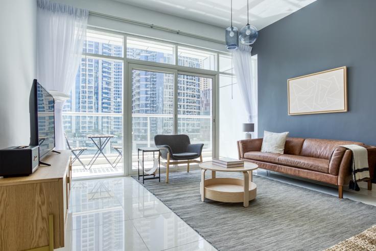 Dubai Dubai MarinaのContinental Towerのアパートメントにある、モダンな家具を備えたエレガントなデザインのリビングルーム Dubai Dubai MarinaのContinental Towerのアパートメントにある、モダンな家具を備えたエレガントなデザインのリビングルーム