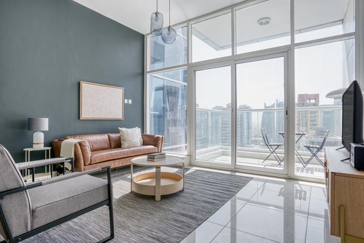 Dubai Dubai MarinaのContinental Towerのアパートメントにある、モダンな家具を備えたエレガントなデザインのリビングルーム