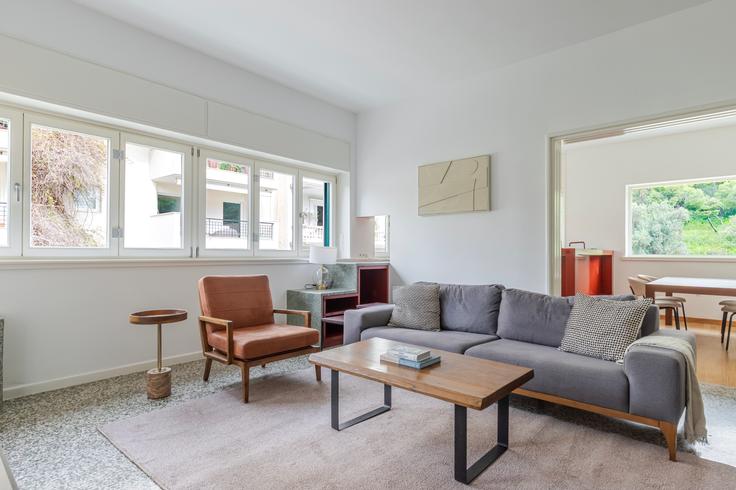 Sala de estar elegantemente projetada com móveis modernos em um apartamento no Ilia Rogkakou 21 Athens em Central Athens, Athens