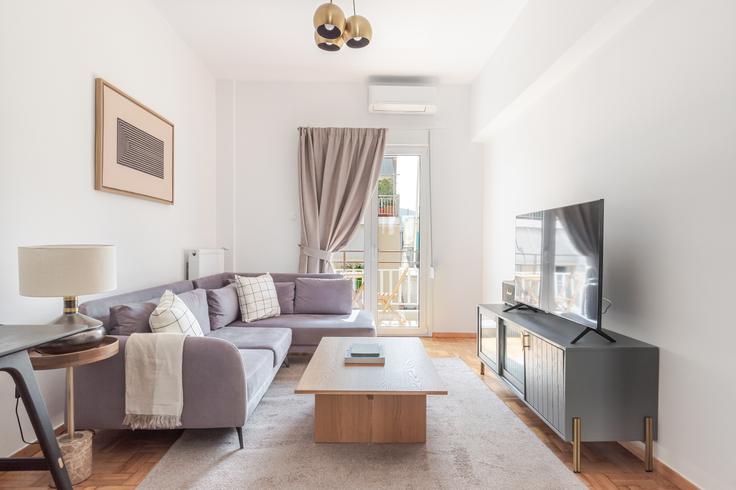 Salle de séjour élégante avec mobilier moderne dans un appartement à Stilponos 16, Athens à Central Athens, Athens