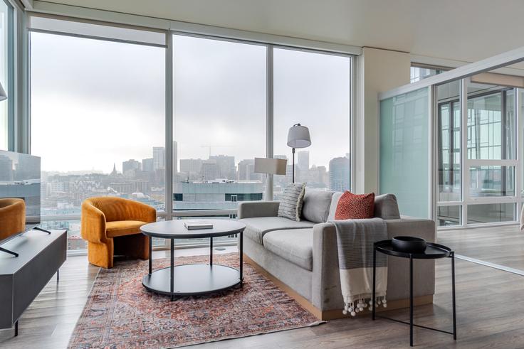 Seattle, Seattle에 위치한 Kinects 유닛의 세련된 인테리어가 돋보이는 거실