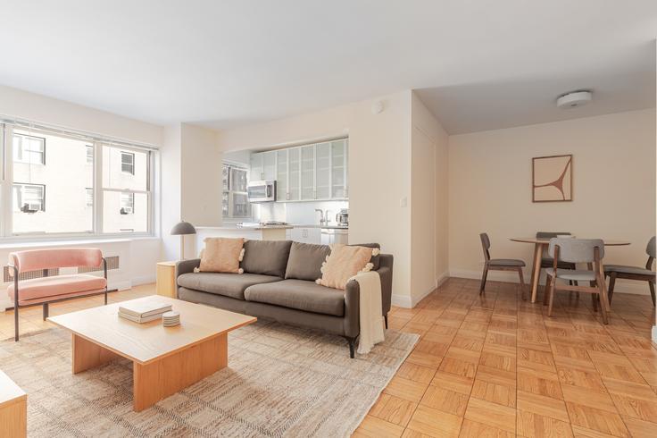 Salle de séjour élégante avec mobilier moderne dans un appartement à Monterey at Park à Manhattan, New York