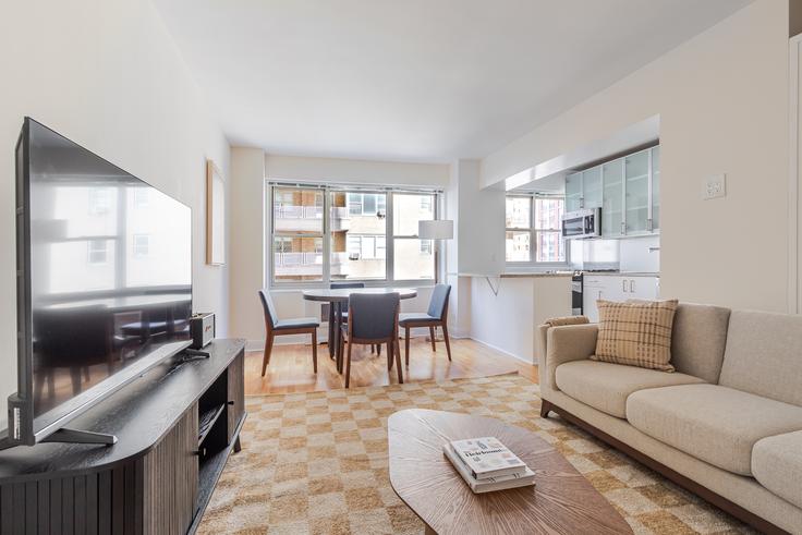 Salle de séjour élégante avec mobilier moderne dans un appartement à Monterey at Park à Manhattan, New York