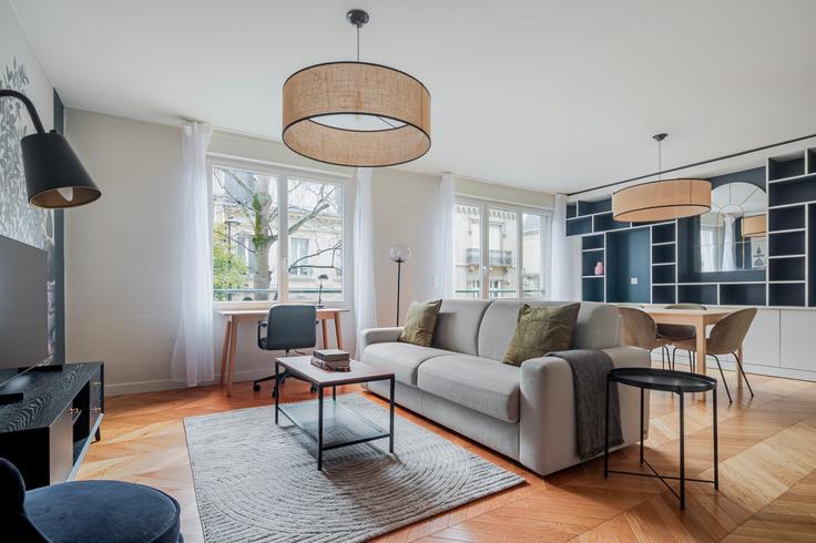 Salle de séjour élégante avec mobilier moderne dans un appartement à Weber 14 à Paris, Paris