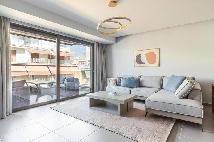 Elegant gestaltetes Wohnzimmer mit moderner Einrichtung in einer Wohnung im Michail Chatzikonstanti in Central Athens, Athens