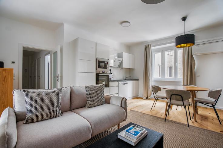 Sala de estar elegantemente projetada com móveis modernos em um apartamento no Schelleingasse 19 em Vienna, Vienna