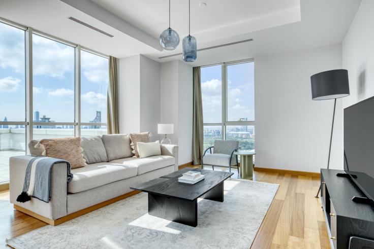 Salle de séjour élégante avec mobilier moderne dans un appartement à Mashattan Sitesi à Maslak, Istanbul