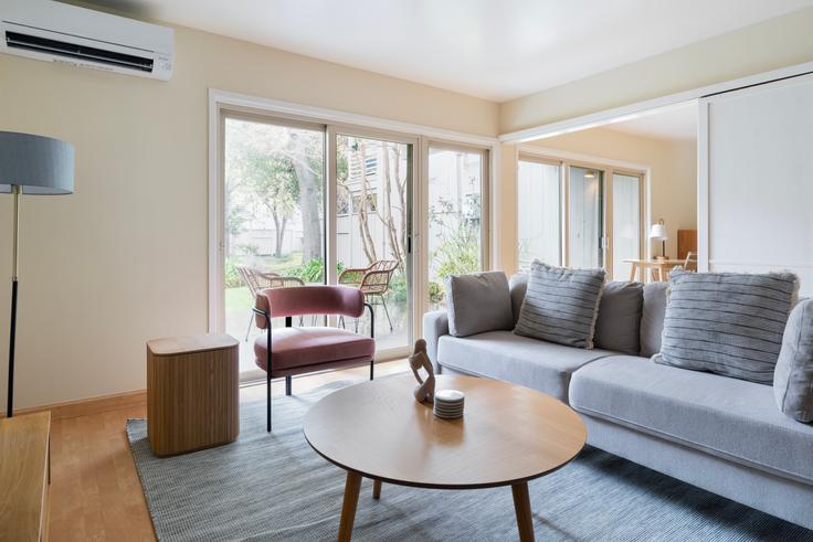 Elegant gestaltetes Wohnzimmer mit moderner Einrichtung in einer Wohnung im Channing avenue in Palo Alto, Palo Alto Elegant gestaltetes Wohnzimmer mit moderner Einrichtung in einer Wohnung im Channing avenue in Palo Alto, Palo Alto