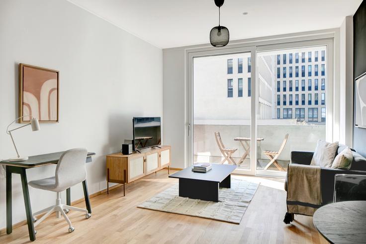 Vienna ViennaのTriple Tower 1のアパートメントにある、モダンな家具を備えたエレガントなデザインのリビングルーム