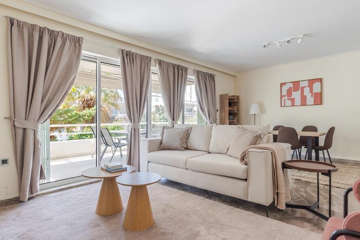 Athens South AthensのXanthou VIのアパートメントにある、モダンな家具を備えたエレガントなデザインのリビングルーム