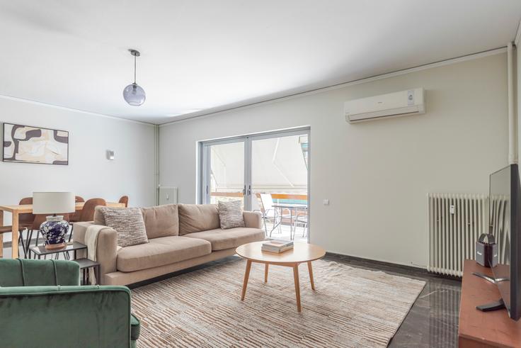 Elegant gestaltetes Wohnzimmer mit moderner Einrichtung in einer Wohnung im Niiridon 19 in South Athens, Athens