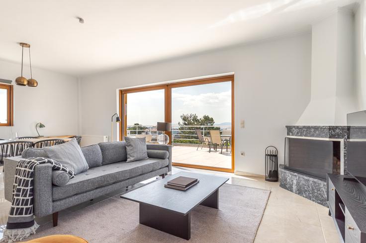 Athens North AthensのSirinon Iのアパートメントにある、モダンな家具を備えたエレガントなデザインのリビングルーム