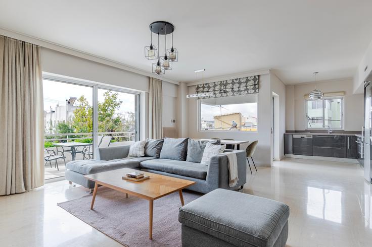 Psaron 37, Chalandri adresindeki bir dairede modern mobilyalarla zarif bir şekilde tasarlanmış oturma odası North Athens, Athens