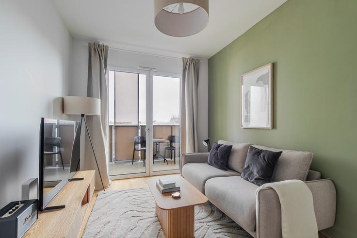 Sala de estar elegantemente projetada com móveis modernos em um apartamento no Q-Tower em Vienna, Vienna