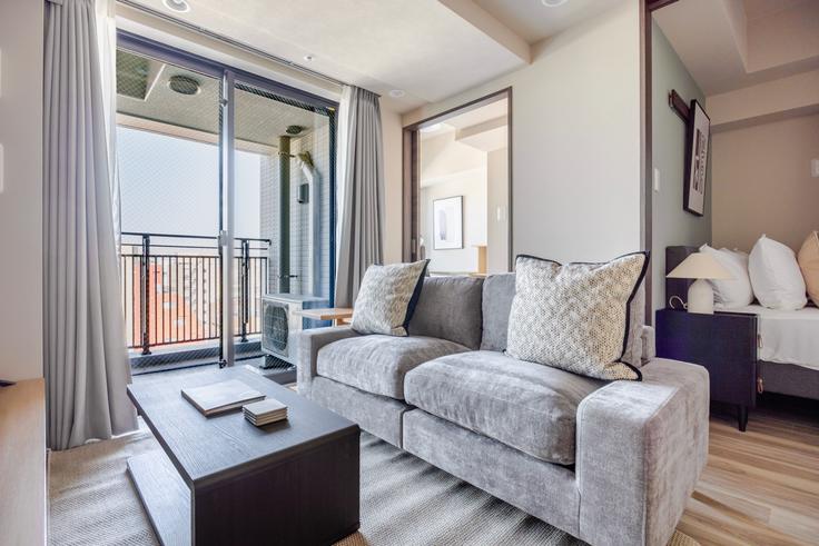 Elegant gestaltetes Wohnzimmer mit moderner Einrichtung in einer Wohnung im LEFOND PROGRES Moto-Asakusa Marks in Taito City, Tokyo Elegant gestaltetes Wohnzimmer mit moderner Einrichtung in einer Wohnung im LEFOND PROGRES Moto-Asakusa Marks in Taito City, Tokyo